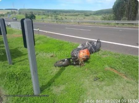 Motociclista morre apÃ³s bater em defensa metÃ¡lica em rodovia de MarÃ­lia