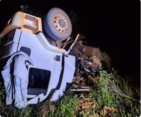 CaminhÃ£o carregado com 15 toneladas de mandioca tomba ao tentar passar em ponte de madeira, em MartinÃ³polis