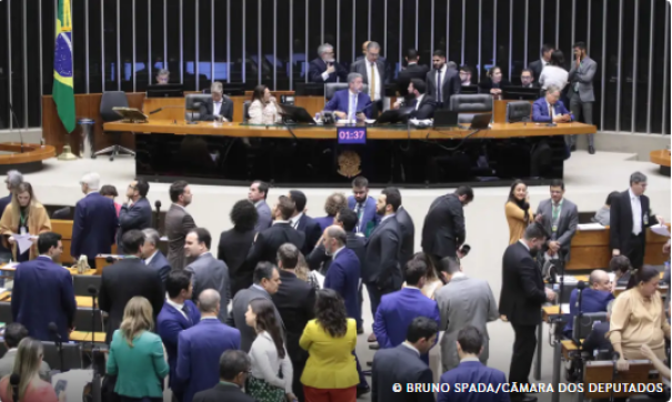 Câmara aprova teto para salário mínimo, mas afrouxa mudanças no BPC