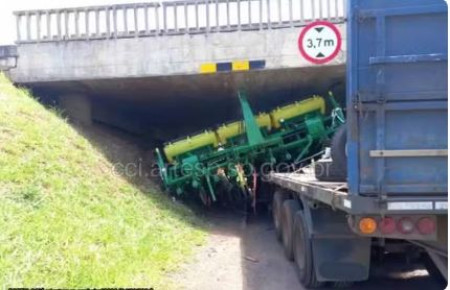 MÃ¡quina agrÃ­cola cai de carreta e interdita retorno na Castello Branco em Itatinga