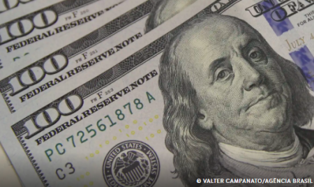 DÃ³lar cai para R$ 6,12 com intervenÃ§Ã£o do BC e aprovaÃ§Ã£o de pacote