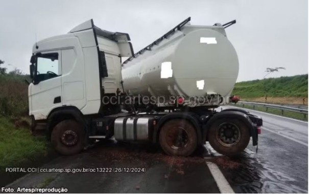 Carreta se envolve em acidente na rodovia SP-294 em Gália (SP)