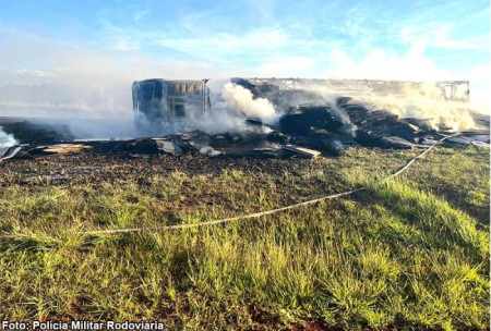 Carreta com mÃ³veis tomba e pega fogo na rodovia SP-483