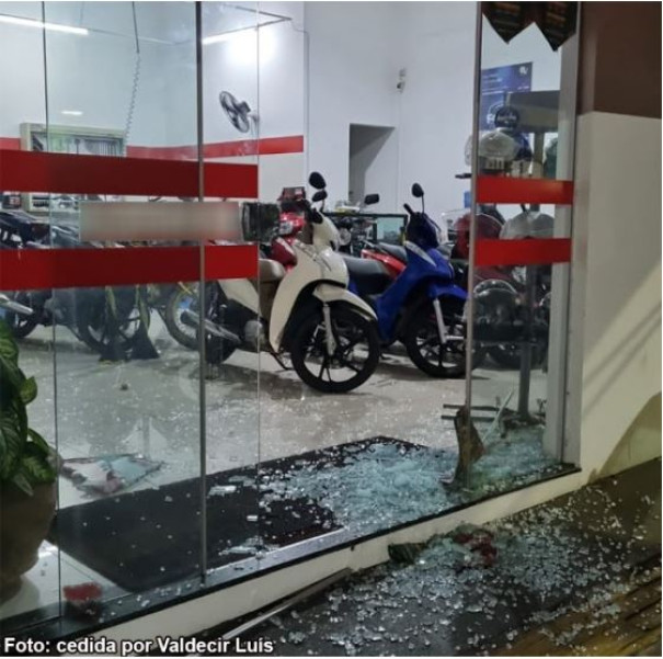 Indivíduo quebra blindex de loja e furta motocicleta em Bastos 