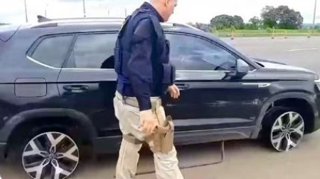 'Ã a primeira vez que vejo', diz policial que flagrou motorista dirigindo sem os quatro pneus por 30 km no interior de SP