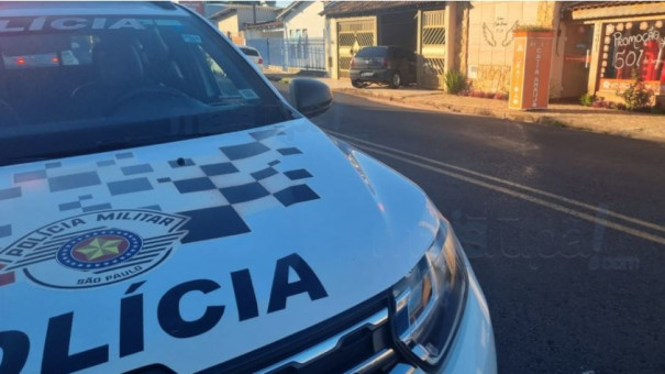 Motorista com sinais de embriaguez é preso após chocar-se contra casa e agredir a namorada em Tupã