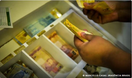 Lula assina decreto que eleva salÃ¡rio mÃ­nimo para R$ 1.518