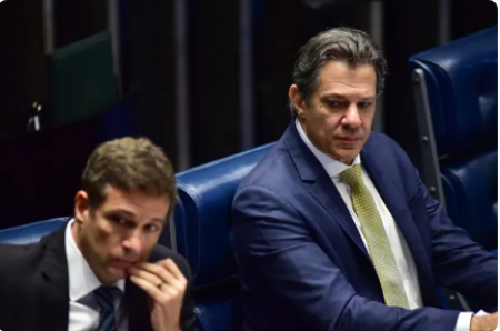 Economia forte, real desvalorizado e exterior adverso pressionam Copom por mais altas de juros; entenda