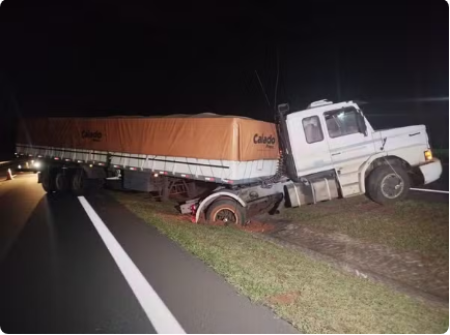 CaminhÃ£o carregado de alimentos perde o controle e bate no canteiro central da Rodovia Assis Chateaubriand