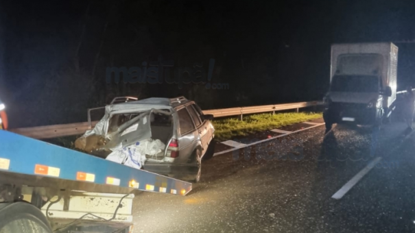 Carro fica destruído em colisão na SP-294 em Quintana