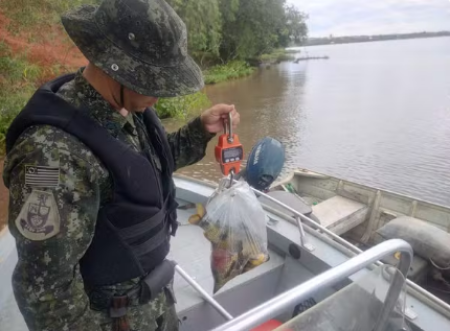 Idoso Ã© multado em mais de R$ 1 mil por pescar durante a Piracema, no Rio ParanÃ¡, em Panorama