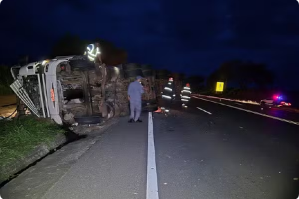Caminhão trator carregado com ração bovina tomba na Rodovia Assis Chateaubriand, em Martinópolis