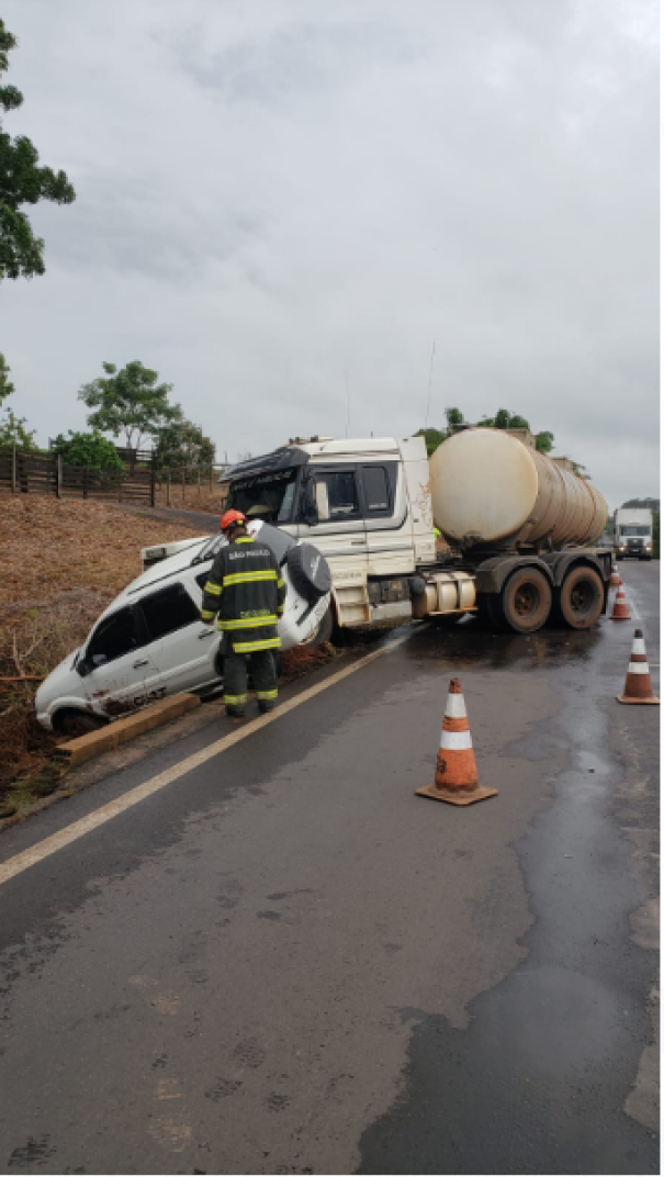 Acidente entre carro e carreta deixa uma pessoa ferida na SP-425, em Parapuã