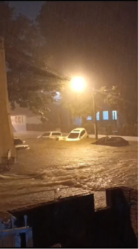 Chuva forte causa alagamento no centro de Osvaldo Cruz