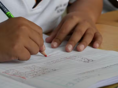 Metade dos alunos brasileiros de 9 anos nÃ£o sabe resolver tabuada ou contas como â100 + 210â, mostra estudo internacional