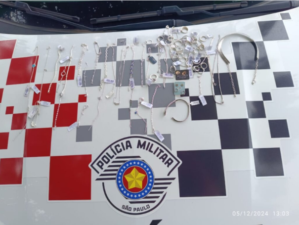 Denúncia leva polícia a recuperar semi-joias furtadas em Osvaldo Cruz