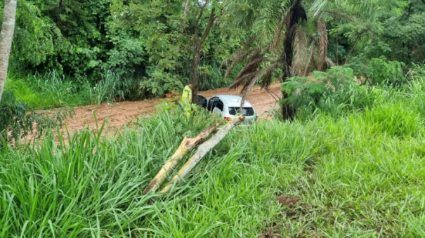 Carro aquaplana e cai em ribanceira na SP-294 em Tupã