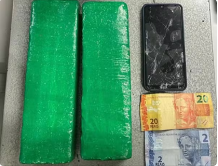 Motorista pula de carro em movimento ao ver policiais e acaba preso com tabletes de maconha, em Presidente EpitÃ¡cio