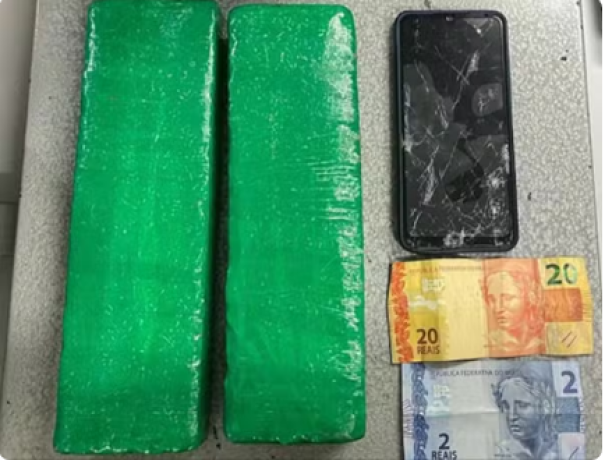 Motorista pula de carro em movimento ao ver policiais e acaba preso com tabletes de maconha, em Presidente Epitácio