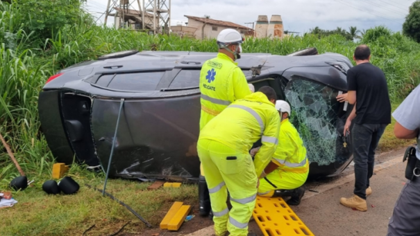 Duas pessoas ficam feridas em colisão na SP-294 em Iacri