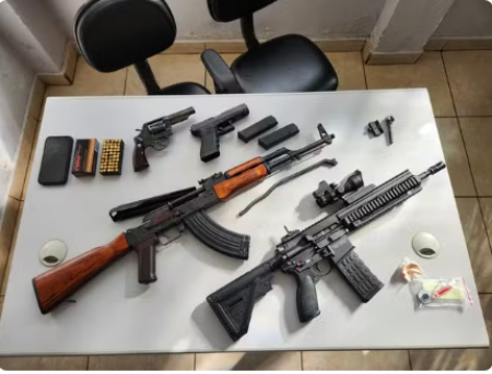 FiscalizaÃ§Ã£o encontra fuzis, pistola, revÃ³lver e muniÃ§Ãµes escondidos em carro e prende motorista na Rodovia Raposo Tavares