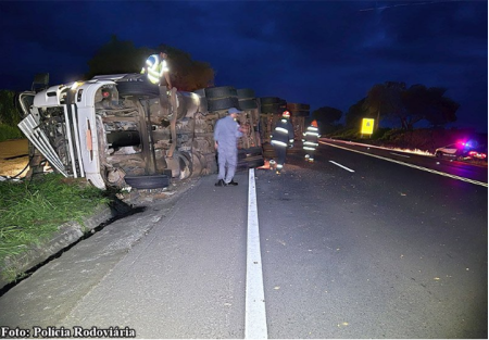 Caminhoneiro sofre acidente no trecho Osvaldo Cruz a Indiana da SP-425
