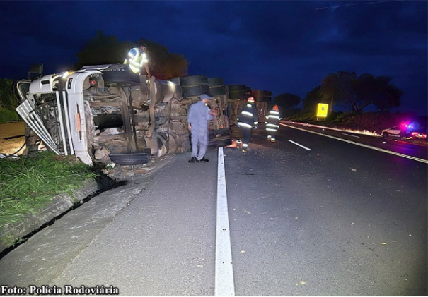 Caminhoneiro sofre acidente no trecho Osvaldo Cruz a Indiana da SP-425
