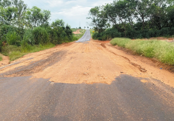 Vicinal do Salto Botelho apresenta vários pontos críticos e crateras na camada asfáltica