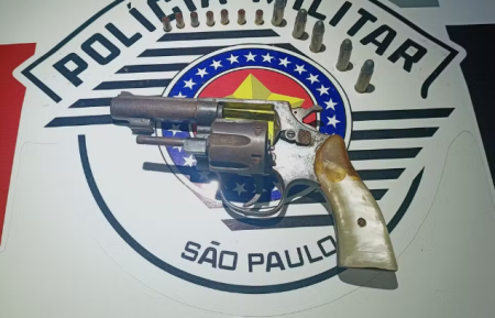 Homem afirma que emprestou revÃ³lver para outra pessoa e acaba preso por posse ilegal de arma de fogo, em FlÃ³rida Paulista