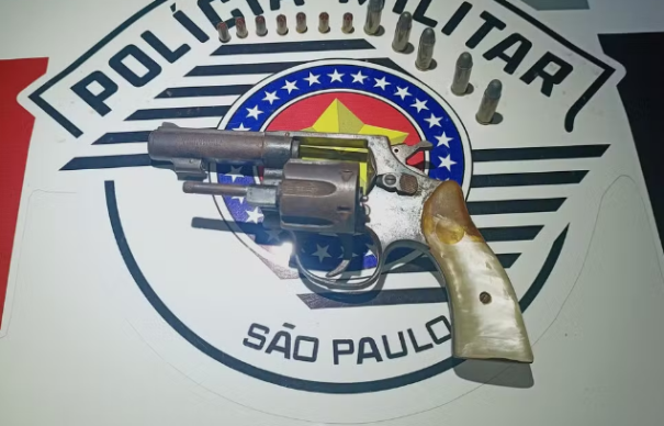 Homem afirma que emprestou revólver para outra pessoa e acaba preso por posse ilegal de arma de fogo, em Flórida Paulista