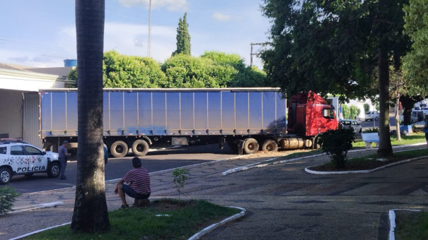 Durante manobra, caminhão afunda as rodas dianteiras na calçada da Praça São José em OC e fecha completamente no trânsito 