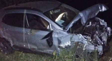 Carro fica destruÃ­do ao se envolver em atropelamento de bovinos em estrada que liga MariÃ¡polis e Caiabu