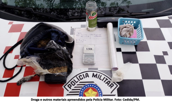 Em ocorrência inicial de violência doméstica, PM prende rapaz de 20 anos por tráfico de drogas em Adamantina