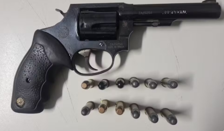 TrÃªs jovens em cima de motocicleta chamam a atenÃ§Ã£o de policiais e suspeito de 20 anos acaba preso por porte ilegal de arma de fogo, no Jardim Humb