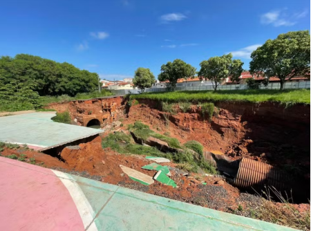 Cratera que 'engoliu' praÃ§a em TupÃ£ continua aberta e aumentou de tamanho apÃ³s um ano