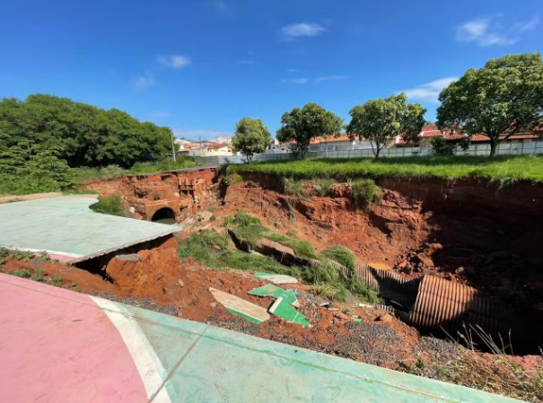 Cratera que 'engoliu' praça em Tupã continua aberta e aumentou de tamanho após um ano