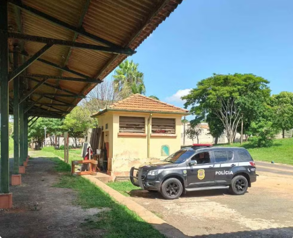 Homem transforma estação ferroviária abandonada em ponto de venda de drogas e acaba preso em flagrante em Dracena