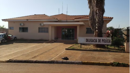 Pai Ã© preso suspeito de estuprar a prÃ³pria filha adolescente enquanto mÃ£e estava em culto religioso; primeiro abuso ocorreu quando a vÃ­tima ainda 