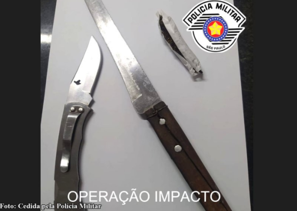 Acusado de agressões é abordado com faca no quintal da vítima em Queiroz