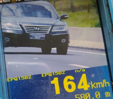 Carro Ã© flagrado pela PolÃ­cia RodoviÃ¡ria a 164km/h em trecho de 110km/h durante a OperaÃ§Ã£o Carnaval, em Piquerobi