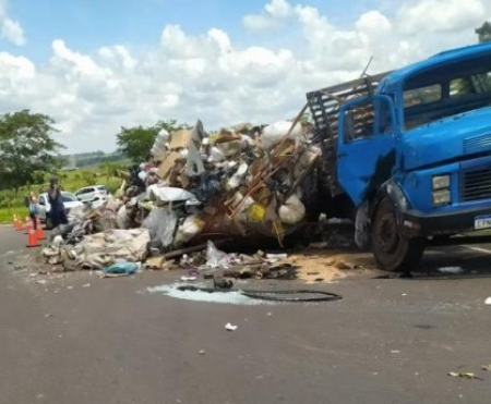 Carga de materiais reciclÃ¡veis cai de caminhÃ£o no trevo que liga as rodovias JÃºlio Budiski e Raposo Tavares, em Ãlvares Machado