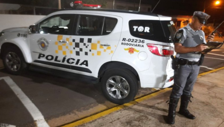 PolÃ­cia RodoviÃ¡ria captura indivÃ­duo procurado pela justiÃ§a no interior de Ã´nibus na SP-270