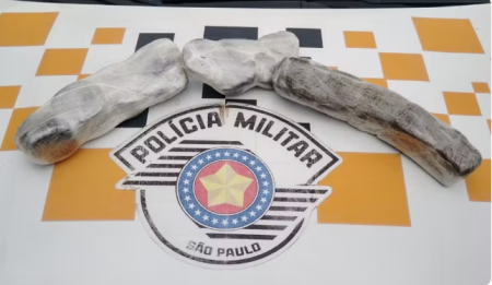 Jovem de 19 anos Ã© presa dentro de Ã´nibus com mais de 2,5kg de drogas derivadas da maconha com alto teor de THC