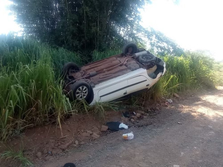 Capotamento de carro em estrada de terra deixa motorista ferida em Teodoro Sampaio