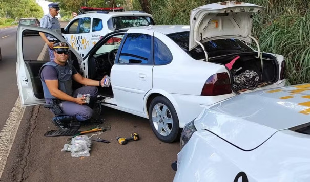 Casal é preso após fiscalização encontrar 30 kg de haxixe em caixa de ar de carro, em Pirapozinho