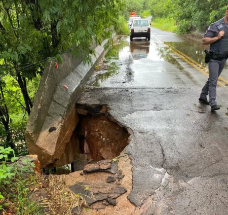 Buraco aberto pela chuva em cabeceira de ponte provoca interdiÃ§Ã£o parcial de trecho de estrada vicinal em Adamantina