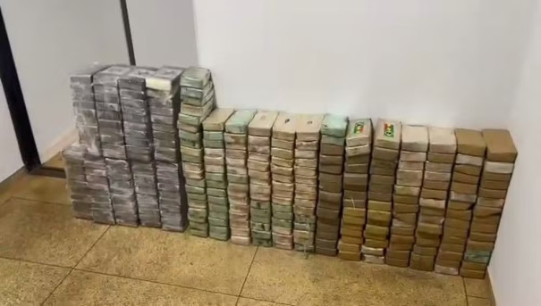 Trio é preso após ser flagrado com 700 tijolos de crack, cocaína e skunk dentro de carro e caminhão