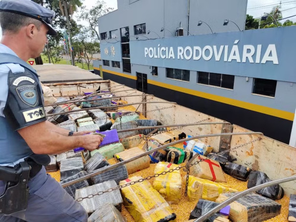 Homens são presos com 3,5 toneladas de maconha escondidas entre carga de milho em rodovia de Jaú