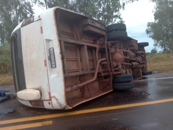 Acidente com micro-ônibus deixa 14 trabalhadores rurais feridos, em Mirante do Paranapanema; dois foram socorridos em estado grave