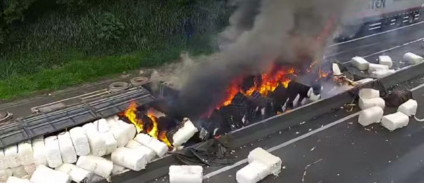 Carreta que transportava algodão tomba e carga pega fogo em rodovia do interior de SP